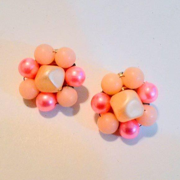 Vintage Mid Century Pink Pearlized Bead Cluster Clip Earrings Signed Japan - Picture 1 of 3